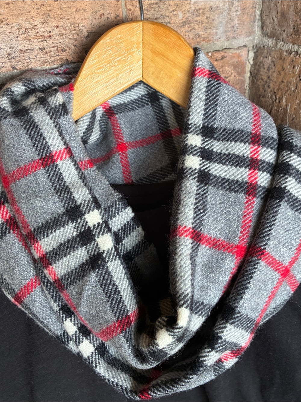 🖤 Burberry Gray and Red Plaid Scarf EUC Unisex - Picture 17 of 17
